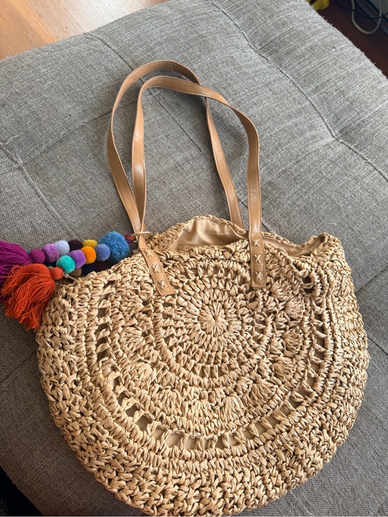 Handbags - Woven Straw Bag with Pom Pom 🏖️